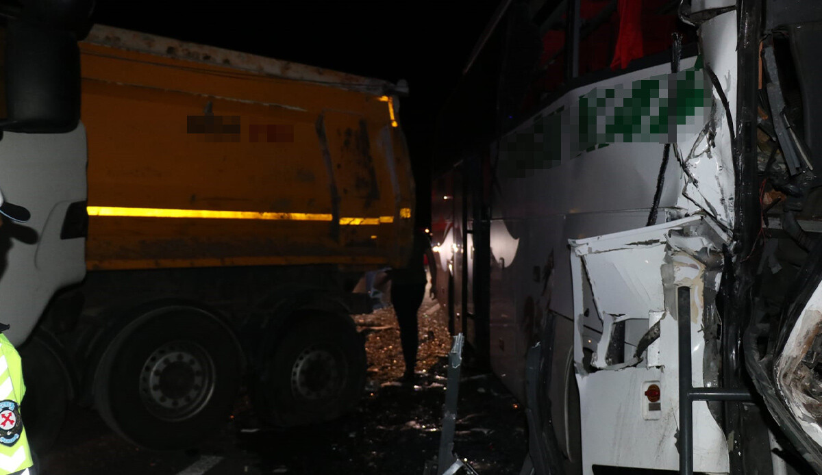 TEM'de yolcu otobüsü ile TIR çarpıştı: 1'i ağır 18 yaralı TEM'de yolcu otobüsü ile TIR çarpıştı: 1'i ağır 18 yaralı