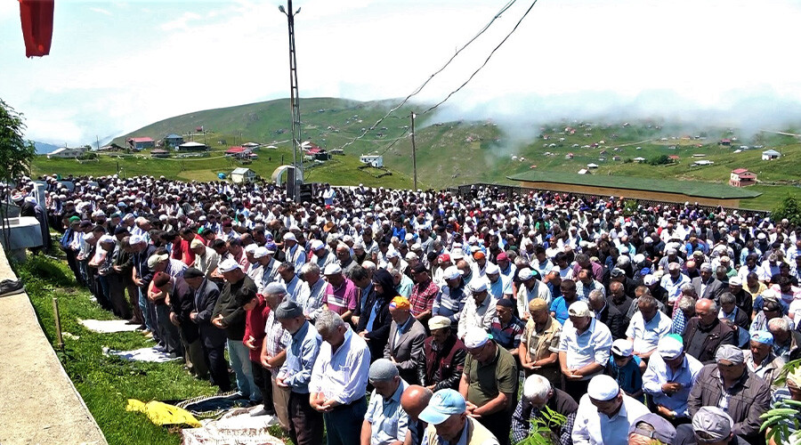 Bu caminin üstü 562 yıldır açık: Namaz kılınırken yağmur yağmıyor Bu caminin üstü 562 yıldır açık: Namaz kılınırken yağmur yağmıyor