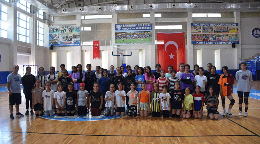 Gaziantep'te çocuklar depremin izlerini sporla siliyor: 