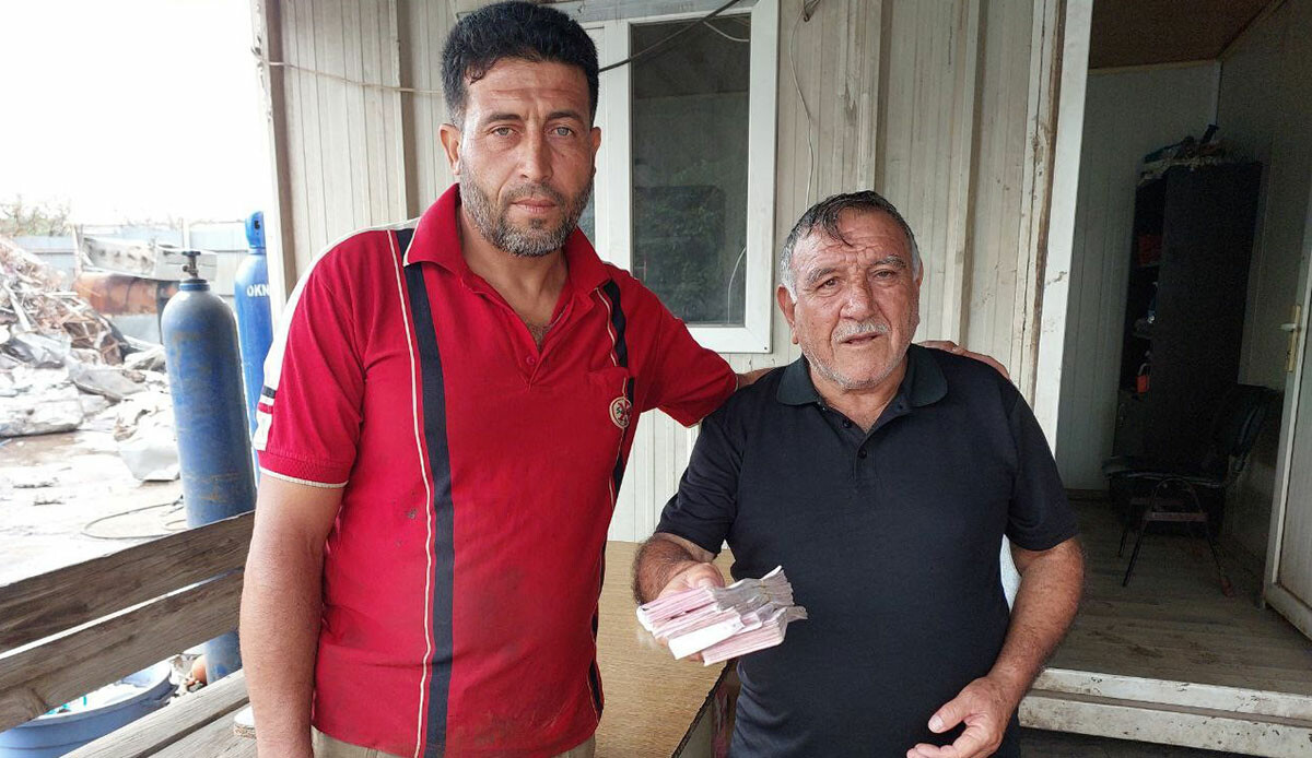 Bulduğu parayı sahibine teslim etti! Ödül olarak 2 bin TL aldı Bulduğu parayı sahibine teslim etti! Ödül olarak 2 bin TL aldı