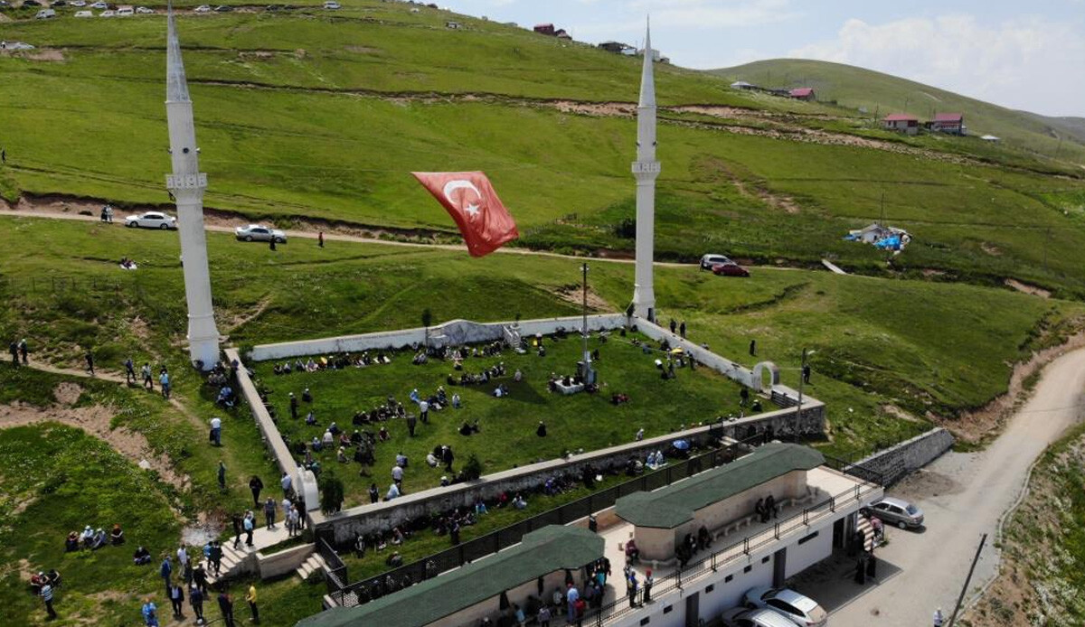 Bu caminin üstü 562 yıldır açık: Namaz kılınırken yağmur yağmıyor Bu caminin üstü 562 yıldır açık: Namaz kılınırken yağmur yağmıyor