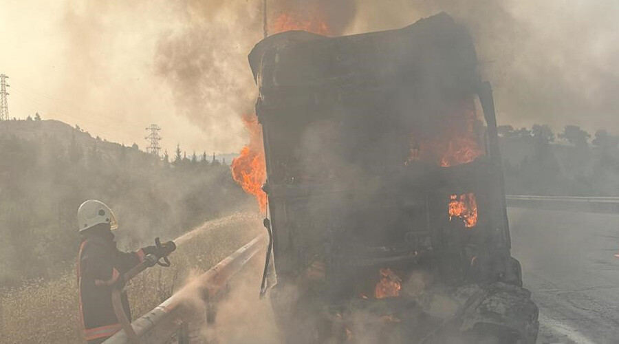 Otoyolda panik dolu anlar: Tır kullanılamaz hale geldi