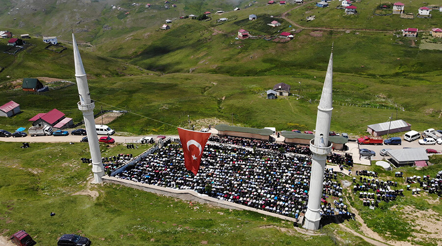Bu caminin üstü 562 yıldır açık: Namaz kılınırken yağmur yağmıyor Bu caminin üstü 562 yıldır açık: Namaz kılınırken yağmur yağmıyor