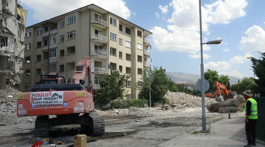 Bir taş attı, 8 katlı bina toz duman oldu!