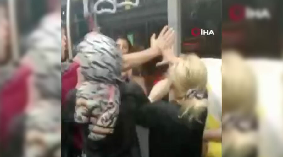 Kadınların metrobüs kavgası kamerada: Tekmeler havada uçtu Kadınların metrobüs kavgası kamerada: Tekmeler havada uçtu