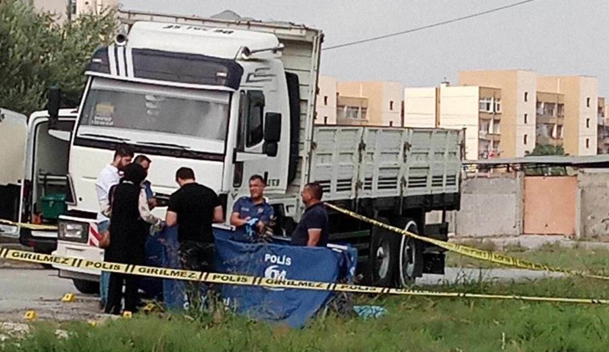 Mersin'de 2 çocuk babası adama hain pusu! Evinin önünde uzun namlulu silahla öldürüldü Mersin'de 2 çocuk babası adama hain pusu! Evinin önünde uzun namlulu silahla öldürüldü