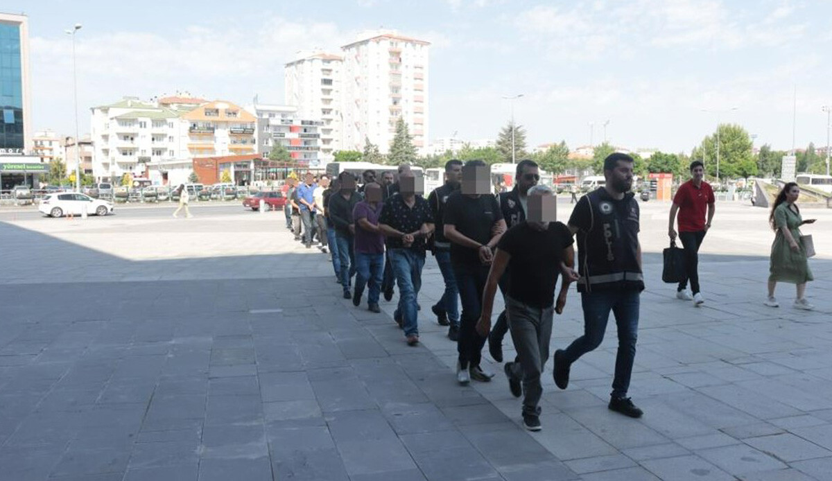 6 şehirde 24 adrese eş zamanlı baskın! Gözaltılar var 6 şehirde 24 adrese eş zamanlı baskın! Gözaltılar var