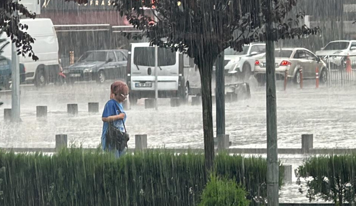 Uyarılar sonrası Düzce'de yağış başladı: Vatandaşlar hazırlıksız yakalandı Uyarılar sonrası Düzce'de yağış başladı: Vatandaşlar hazırlıksız yakalandı