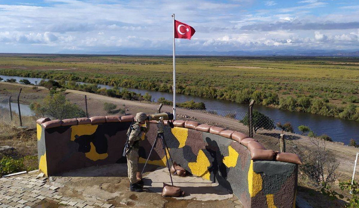 Yunanistan'dan ülkemize girmeye çalışan 2'si FETÖ'cü 3 kişi yakalandı Yunanistan'dan ülkemize girmeye çalışan 2'si FETÖ'cü 3 kişi yakalandı