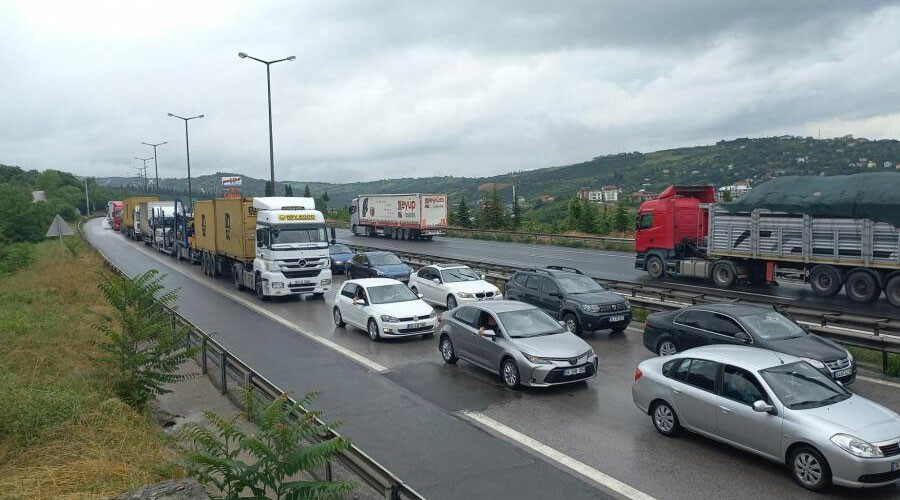 TEM’de feci kaza! 13 araç birbirine girdi: Yaralılar var