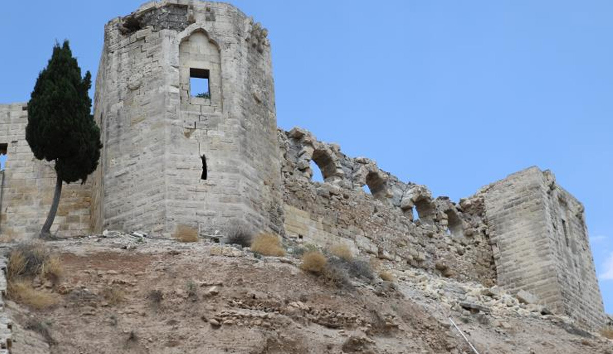 Depremde hasar alan 6 bin yıllık Gaziantep Kale'sinin restorasyonu başladı Depremde hasar alan 6 bin yıllık Gaziantep Kale'sinin restorasyonu başladı