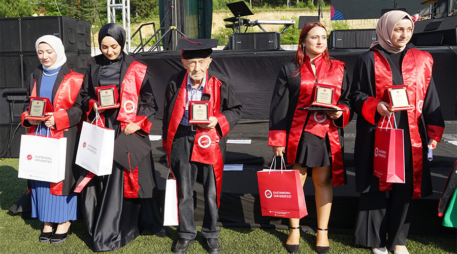 Türkiye’nin en yaşlı öğrencisi, 82 yaşındaki Hamdi amca mezun oldu Türkiye’nin en yaşlı öğrencisi, 82 yaşındaki Hamdi amca mezun oldu