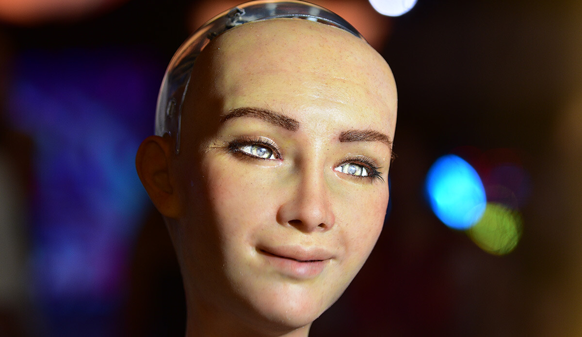 Vatandaşlık verilen ilk robot Sophia Antalyalılarla buluştu
