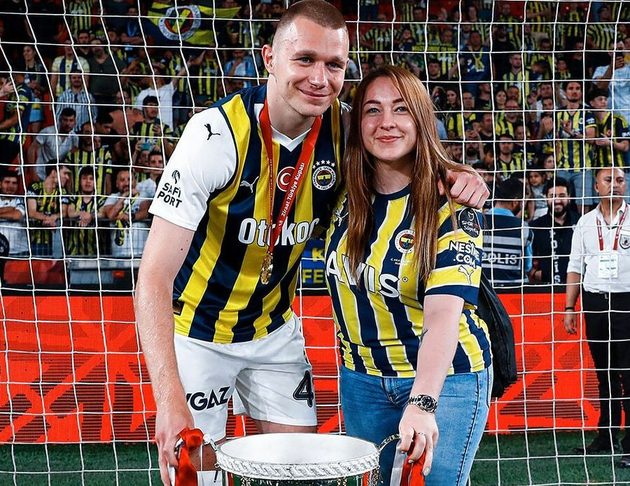 Szalai'den Fenerbahçe'ye 12 milyon euro! Macar stoper Almanya'ya transfer oluyor Szalai'den Fenerbahçe'ye 12 milyon euro! Macar stoper Almanya'ya transfer oluyor