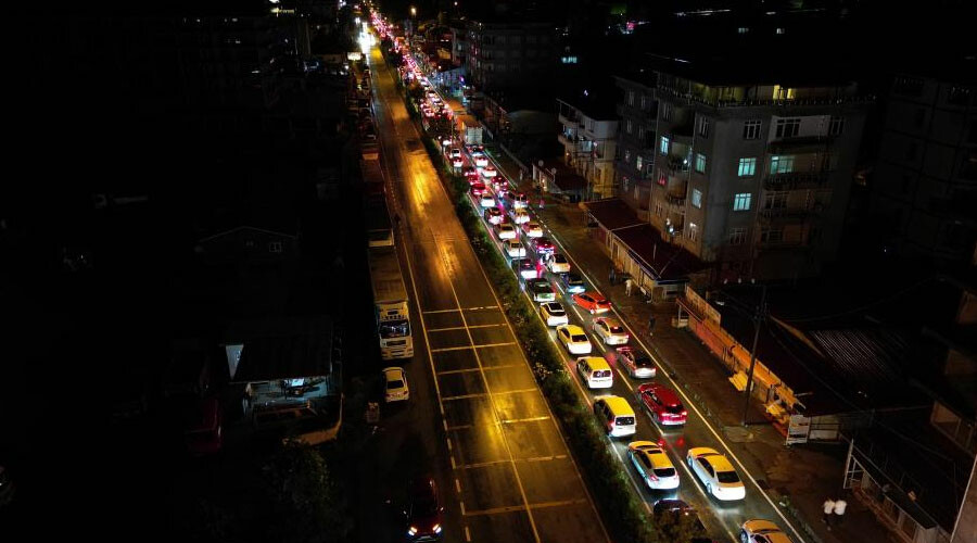 Sarp Sınır Kapısı’na akın ettiler: Tır değil ‘telefon’ kuyruğu