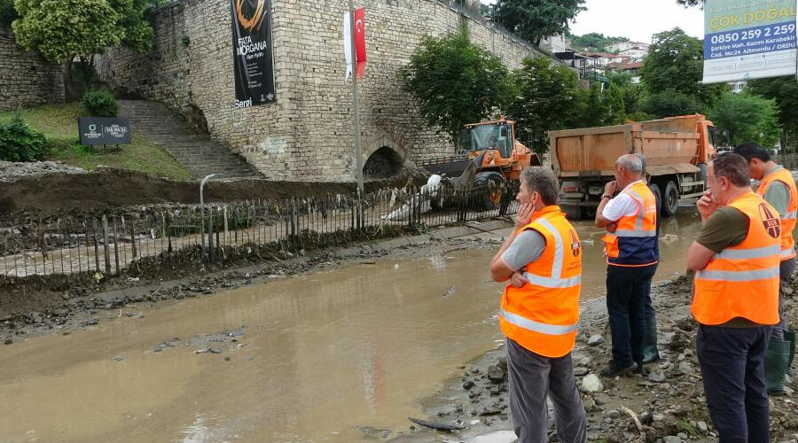 Ordu’da sel sonrası heyelan: Sahil yolu sular altında