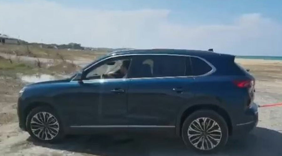 Bataklığa saplanan BMW’yi Togg çıkardı Bataklığa saplanan BMW’yi Togg çıkardı