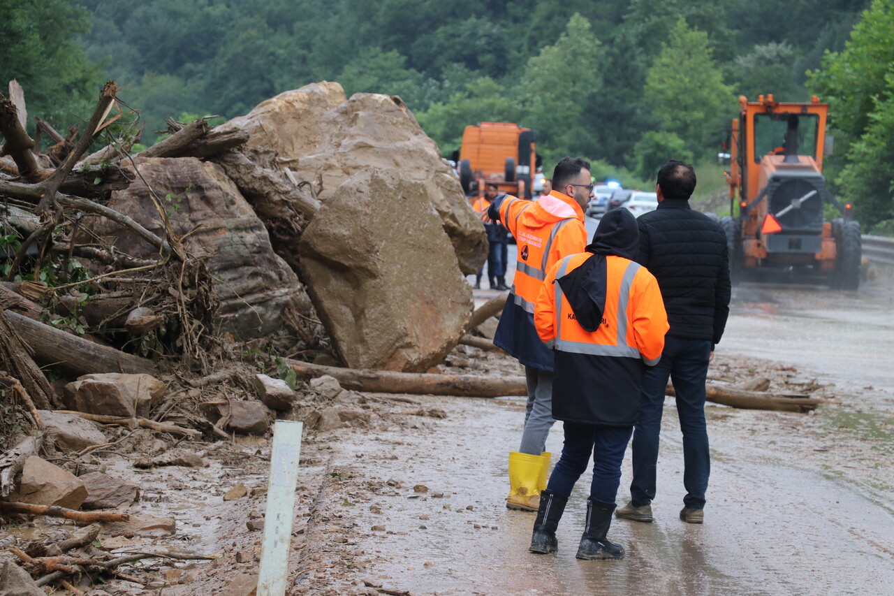 Karadeniz sele teslim oldu! AFAD Başkanı bölgede inceleme yaptı: Binden fazla heyelan, 15 ile turuncu kodlu uyarı
