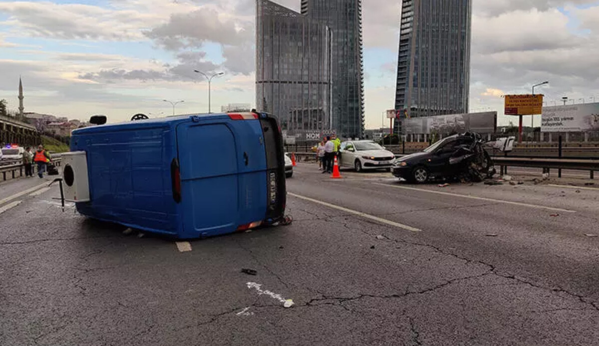 Kağıthane'de ulaşımı aksatan trafik kazası Kağıthane'de ulaşımı aksatan trafik kazası
