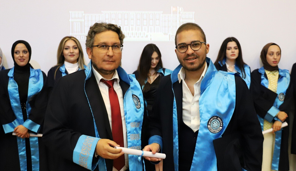 Hastane odasında başarı hikayesi: Hastalığına rağmen kepini attı