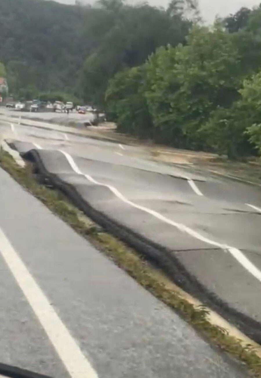 Sel felaketinin büyüklüğü kameralara böyle yansıdı: Yolda adeta deprem etkisi yaptı