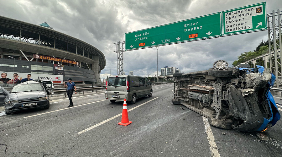 Kağıthane'de ulaşımı aksatan trafik kazası Kağıthane'de ulaşımı aksatan trafik kazası