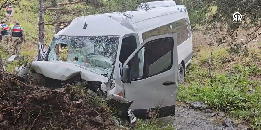 Minibüs şarampole devrildi! 4 ölü, 10 yaralı