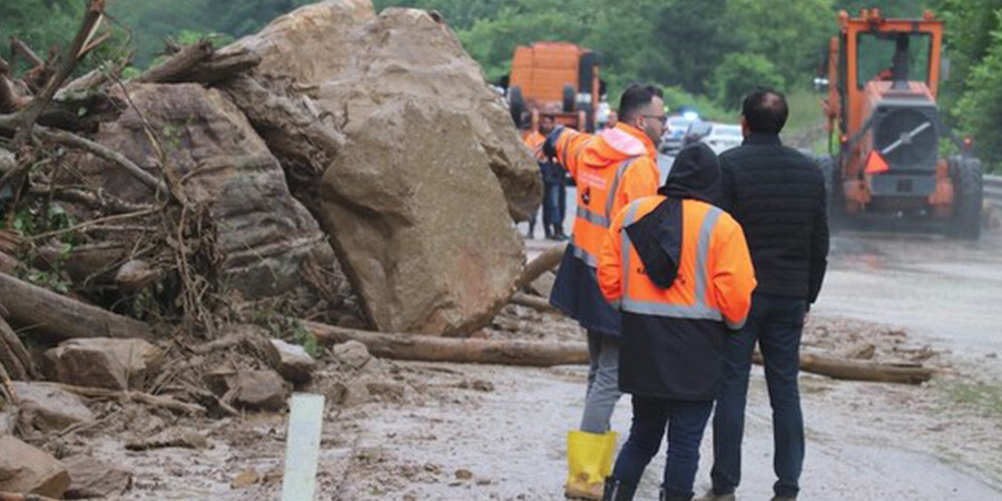 Yola çıkacaklar dikkat! Heyelan nedeniyle kara yolu ulaşıma kapatıldı Yola çıkacaklar dikkat! Heyelan nedeniyle kara yolu ulaşıma kapatıldı