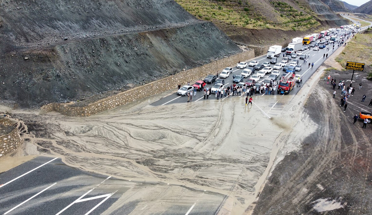 Erzincan-Sivas kara yolu ulaşıma kapatıldı