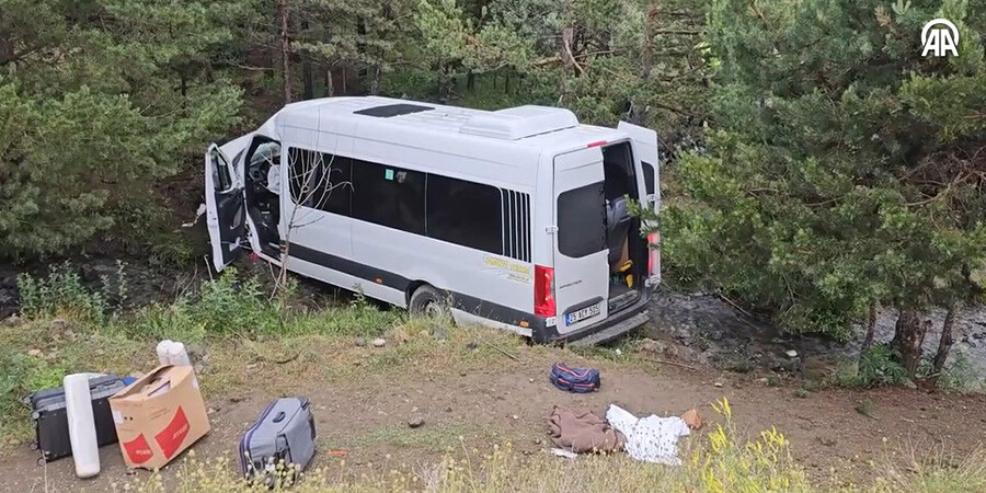 Minibüs şarampole devrildi! 4 ölü, 10 yaralı