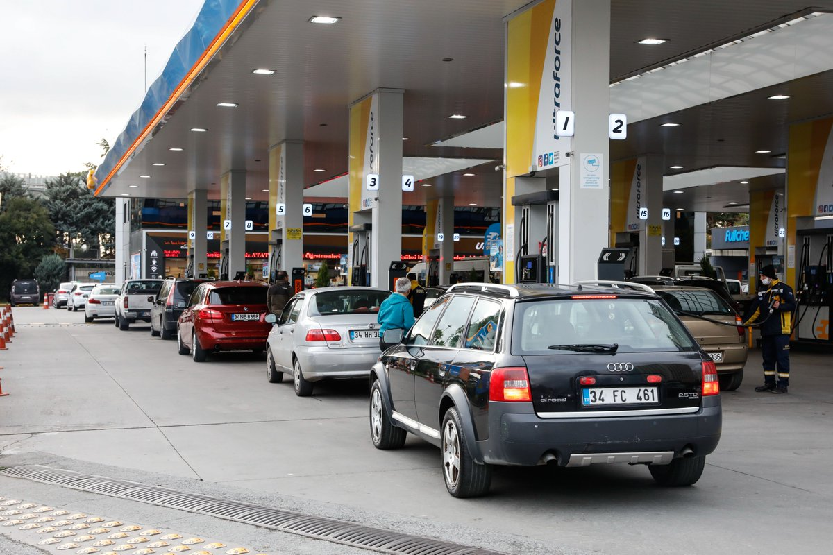 Dolardan sonra şimdi de KDV! Benzin, motorin ve LPG'ye gece yarısı zam geliyor Dolardan sonra şimdi de KDV! Benzin, motorin ve LPG'ye gece yarısı zam geliyor