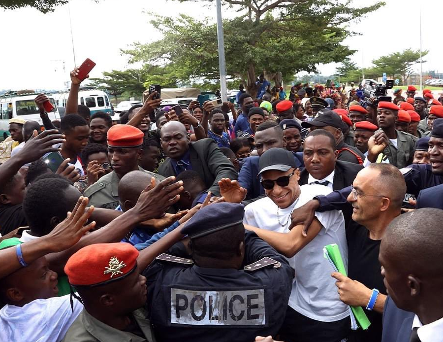 Kaçırılma tehlikesi yaşayan Mbappe, ağır silah ve zırhlı araçlarla Kamerun'a gitti