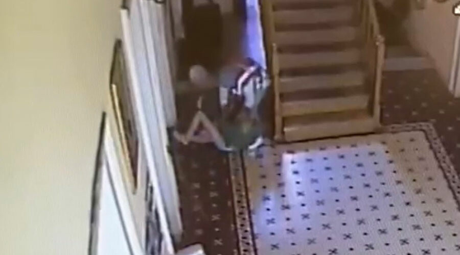 Karakolda ortalığı birbirine kattı! Polise saldırıp yere rujla küfür yazdı