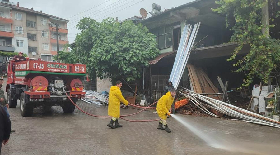Tüm Bakanlıklar harekete geçti: 538 iş makinesi ve bin 363 personel sel bölgesinde Tüm Bakanlıklar harekete geçti: 538 iş makinesi ve bin 363 personel sel bölgesinde