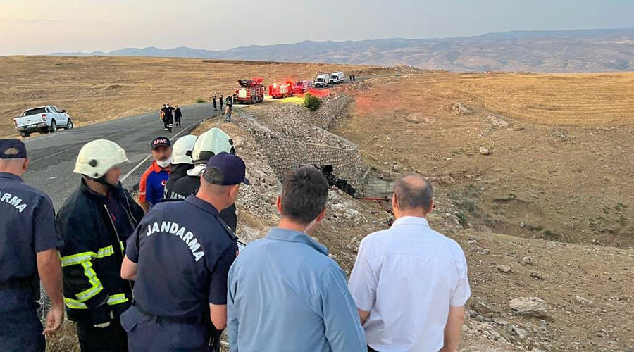 Takla atan tır alev topuna döndü: Aynı aileden 4 kişi hayatını kaybetti Takla atan tır alev topuna döndü: Aynı aileden 4 kişi hayatını kaybetti