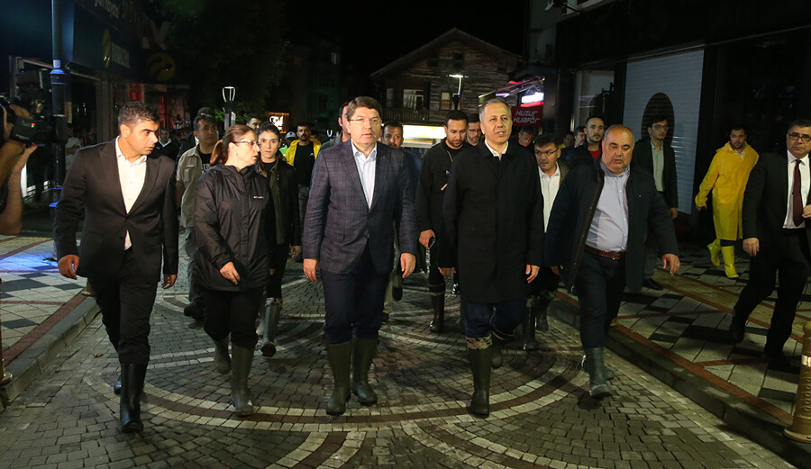 Devlet erkanı seferber oldu: 2 Bakan selin vurduğu Bartın'da Devlet erkanı seferber oldu: 2 Bakan selin vurduğu Bartın'da