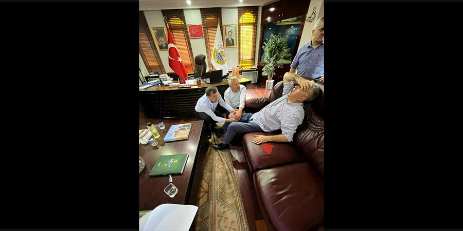Belediye Başkanının makam odasında silahla saldırı! Toplantı sırasında vuruldu Belediye Başkanının makam odasında silahla saldırı! Toplantı sırasında vuruldu