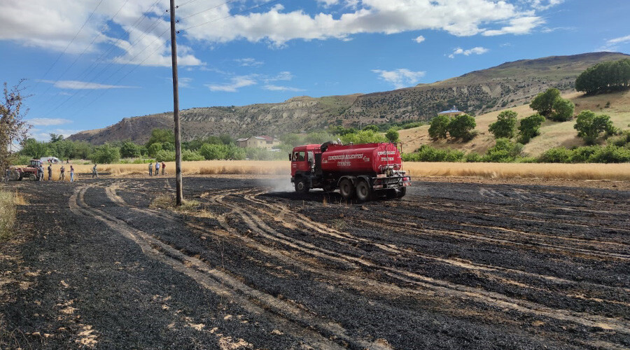 Buğday tarlası alev alev yandı! Saniyeler içinde kül oldu