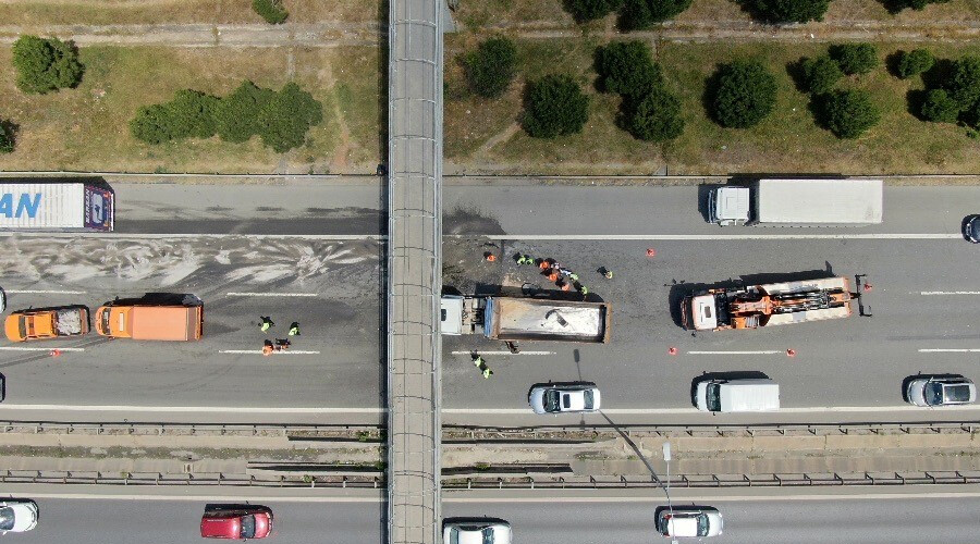 Sultanbeyli'de ilginç görüntü: Hafriyat kamyonunun damperi üst geçide takıldı Sultanbeyli'de ilginç görüntü: Hafriyat kamyonunun damperi üst geçide takıldı