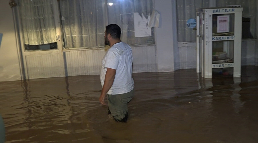 Şiddetli yağışlarla dere 5 metre yükseldi, mahalle sular altında kaldı Şiddetli yağışlarla dere 5 metre yükseldi, mahalle sular altında kaldı