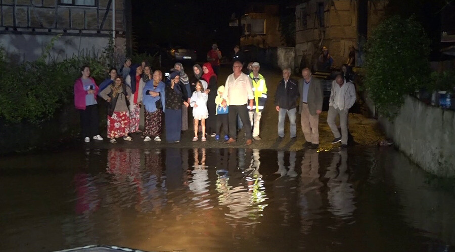 Şiddetli yağışlarla dere 5 metre yükseldi, mahalle sular altında kaldı Şiddetli yağışlarla dere 5 metre yükseldi, mahalle sular altında kaldı