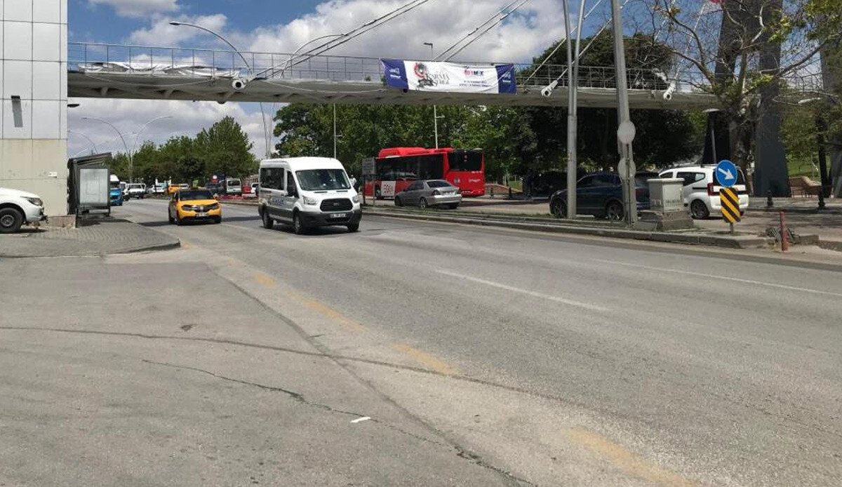 Başkentte feci kaza: Karşıya geçmeye çalışan kadına art arda iki otomobil çarptı
