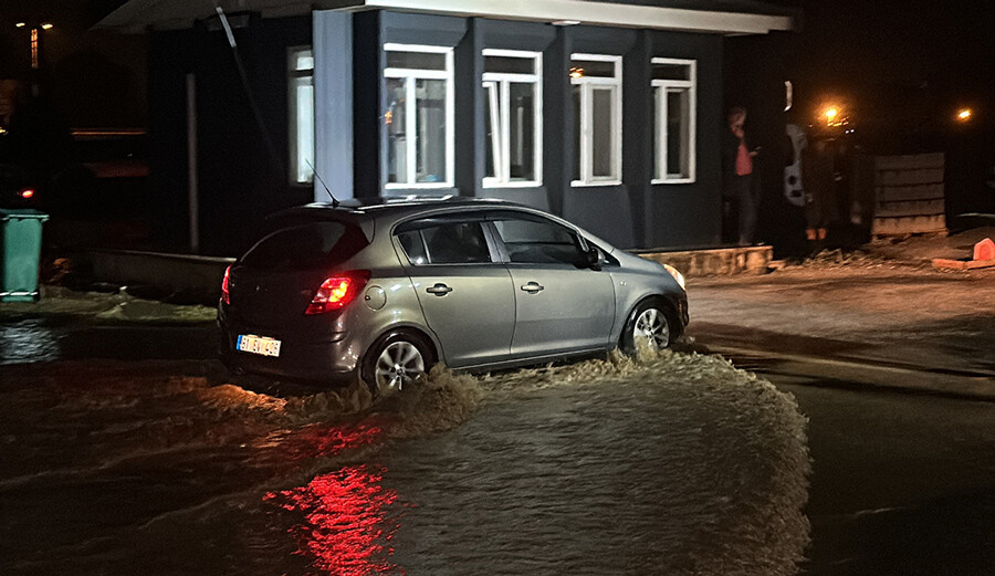 Düzce'yi sel vurdu: Melen Çayı taştı, yüzlerce araç tahliye edildi Düzce'yi sel vurdu: Melen Çayı taştı, yüzlerce araç tahliye edildi
