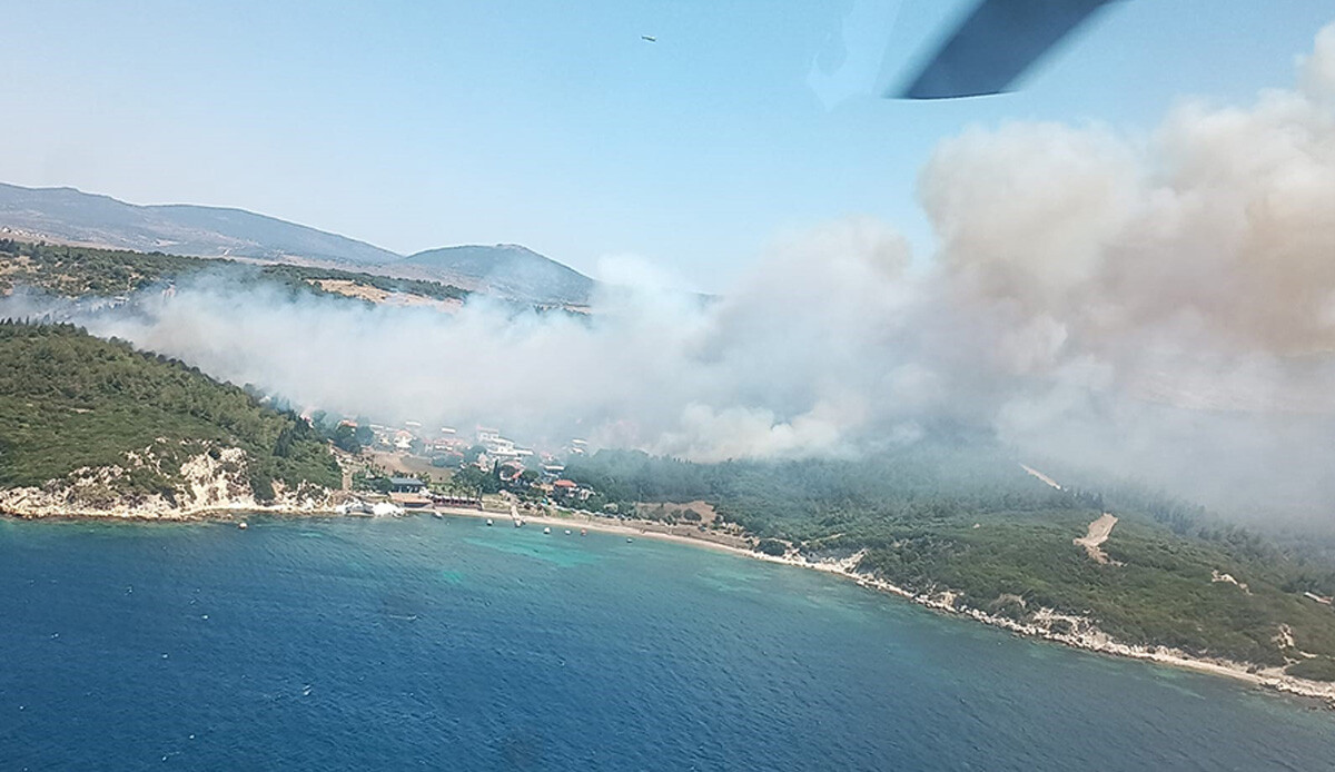 İzmir&#039;de orman yangını: Dumanlar gökyüzünü kapladı, uçak seferleri iptal