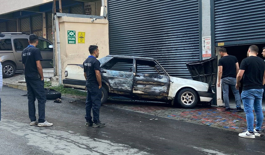 Görenler şaşkına döndü: Araç alevler içinde kaldı Görenler şaşkına döndü: Araç alevler içinde kaldı