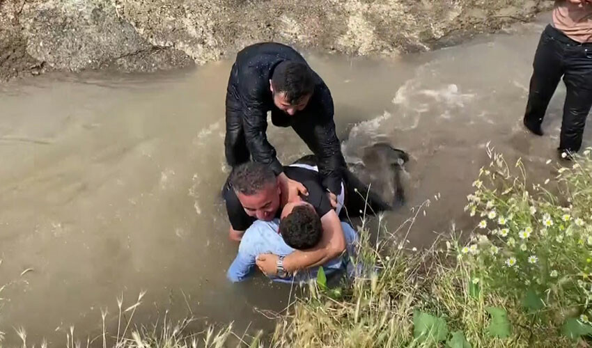 Böyle gelenek görülmedi: Düğün sahiplerini sulama kanalına attılar! sulama kanalına atılan düğün sahipleri