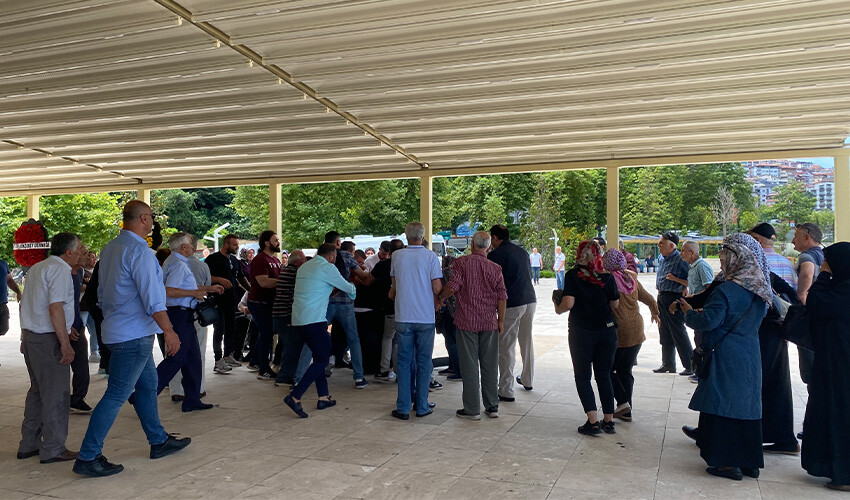 Cenaze töreninde kavga çıktı, tekme tokat havada uçuştu Cenaze töreninde kavga çıktı, tekme tokat havada uçuştu