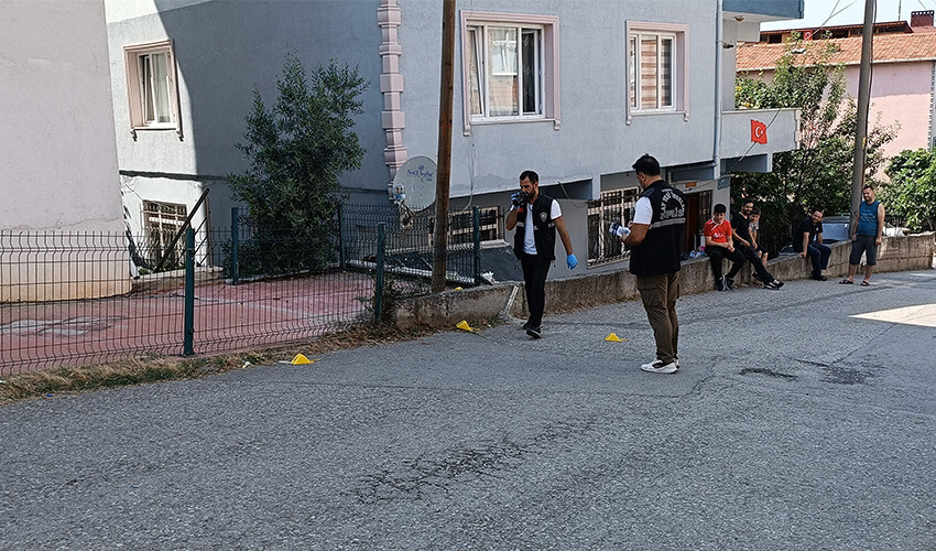 Evinin önünde silahla vuruldu, kurşunlardan biri yoldan geçen otomobile isabet etti Evinin önünde silahla vuruldu, kurşunlardan biri yoldan geçen otomobile isabet etti