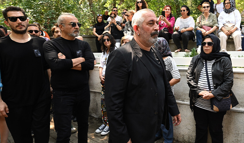 Özkan Uğur'un cenazesinde Cem Yılmaz ve Yılmaz Erdoğan...