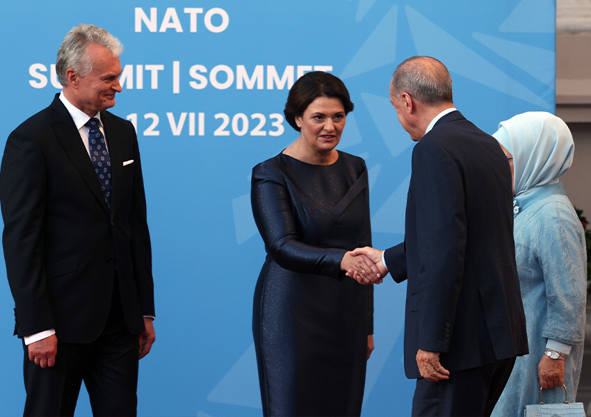 Cumhurbaşkanı Erdoğan, NATO Zirvesi sonrası resmi akşam yemeğine katıldı Cumhurbaşkanı Erdoğan, NATO Zirvesi sonrası resmi akşam yemeğine katıldı